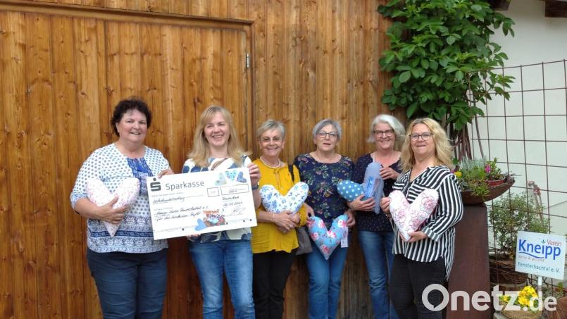 Uschi Kass vom Golf Club Lauterhofen übergibt Marianne Kroner, Organisatorin der Herzkissen, Anneliese Lahs, Cäcilia Kramer, Claudia Deiner und Sabine Baumer (von links) eine Spende von 660 Euro. Bild: A.Schwaiger/exb
