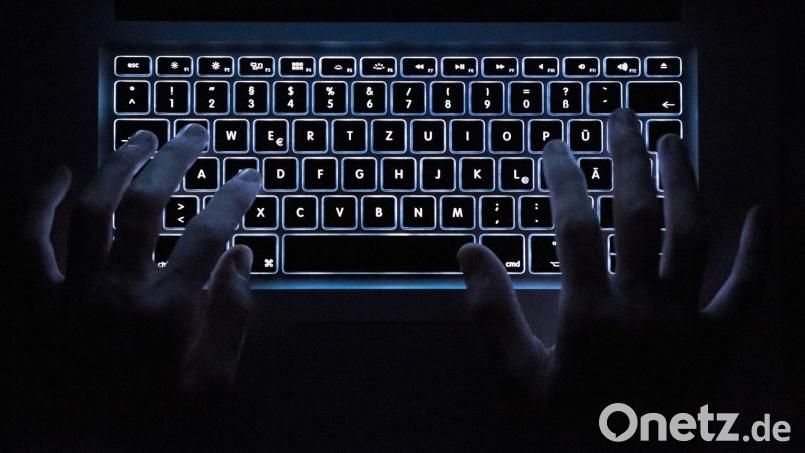 Unbekannte Täter haben sich Zugriff auf den PC einer 55-Jährigen verschafft. Symbolbild: Silas Stein/dpa