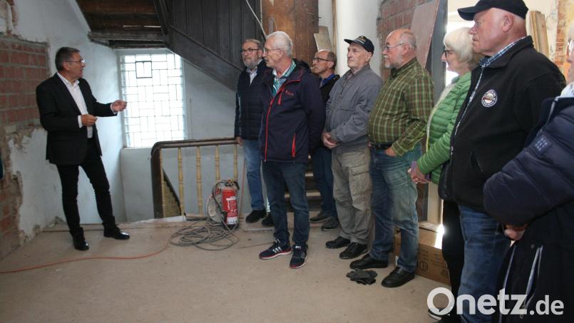 Bürgermeister Oskar Schuster führte die Mitglieder der Freien Wähler durch die Rathaus-Baustelle. Bild: roh