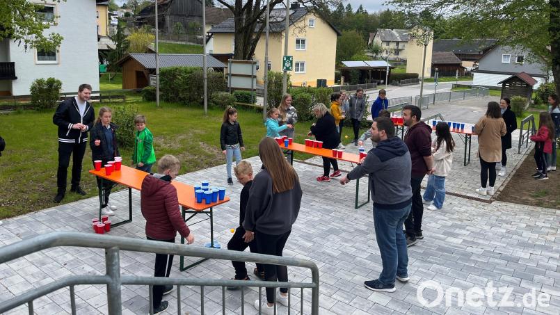 Beim Musikaktionstag der Blaskapelle Teunz wurde gemeinsam mit dem Nachwuchs musiziert und gespielt. Spaß machte das &quot;Wasserpong&quot;. Bild: Leni Juraske/exb