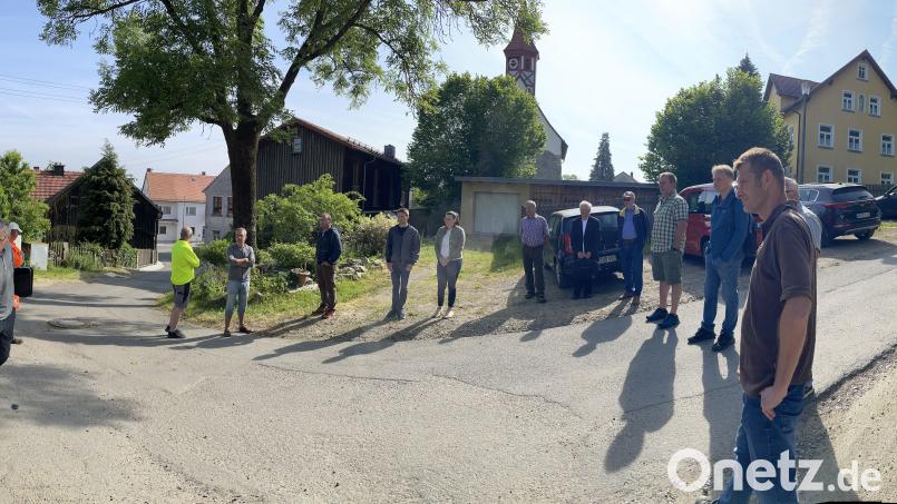 Startgespräch zum dritten und letzten Bauabschnitt der Dorferneuerung Wilchenreuth, der Ende des Jahres abgeschlossen werden soll. Bild: Gemeinde Theisseil/exb