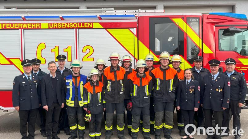 Eine Gruppe der Feuerwehr Ursensollen absolviert eine Leistungsprüfung. Zum Bestehen gratulieren die beiden Kommandanten Thorsten Michel und Bernhard Graml (von links), Bürgermeister Albert Geitner und Kreisbrandinspektor Armin Daubenmerkl sowie die Kreisbrandmeister Alexander Graf (rechts) und Helmut Braun (Dritter von rechts) und Vorsitzender Markus Dehling (Zweiter von rechts). Bild: egl