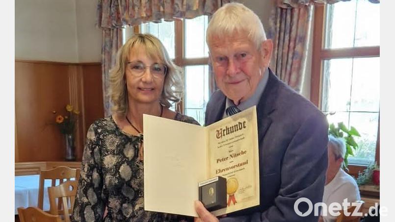 Der Stopselclub Gebenbach in der Person der Vorsitzenden Sonja Seidel ernennt Peter Nitsche zu seinem Ehrenvorsitzenden. Bild: Sonja Seidel