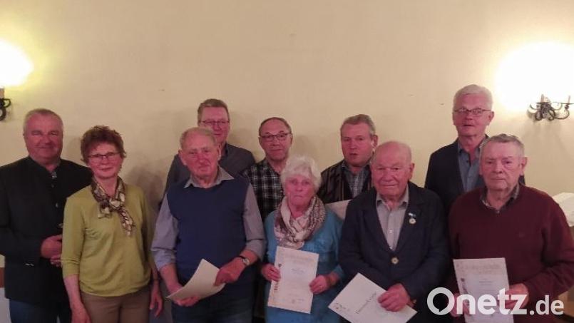 Das Gruppenfoto zeigt die geehrten Mitglieder, sowie Bürgermeister Deichl und die beiden Vorsitzenden Maria Mulzer und Richard Hirmer. Bild: Renate Amann/exb