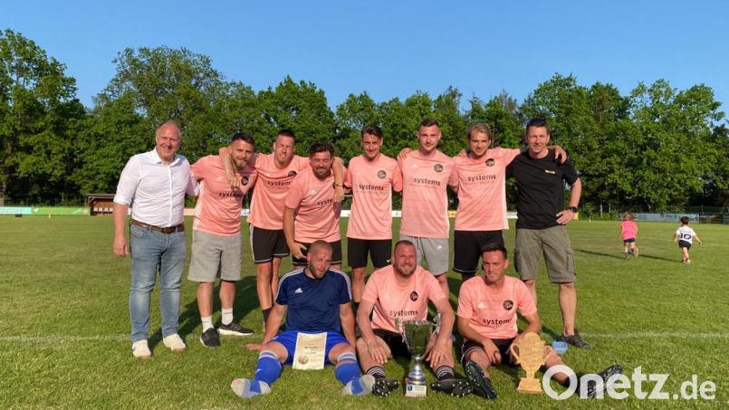 Der Kleinfeld-Cup 2023 geht erneut an den Titelverteidiger „Die Echten“, hier zusammen mit dem Schirmherr Marcus Eichenmüller (hinten links) und Turnierleiter Günther Schatz (hinten rechts). Bild: Christian Reiß/exb