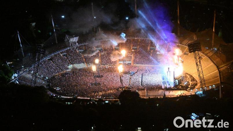 Tausende Zuschauer verfolgen das Konzert der Band Rammstein im Olympiastadion. Bild: Felix Hörhager/dpa