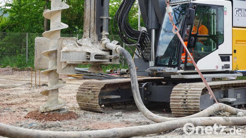 Der E-Großbohrer beginnt seine Arbeit am Bayernwerk-Umspannwerk in Weiden. Dort stand bis vor kurzem Deutschlands wohl erste vollelektrische Baustelle. Bild: jut