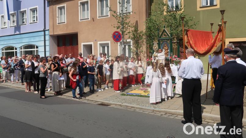 An allen vier Fronleichnamsaltären in Vilseck spendete Pfarrvikar Pater Jimmy Joseph den eucharistischen Segen über Volk und Land. Bild: rha