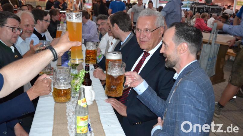 Volksnah zeigt sich Innenminister Joachim Herrmann (Zweiter von rechts). Mit dem prominenten Gast aus München stoßen die Verantwortlichen auf das Gelingen des Jubiläums an. Bild: gi
