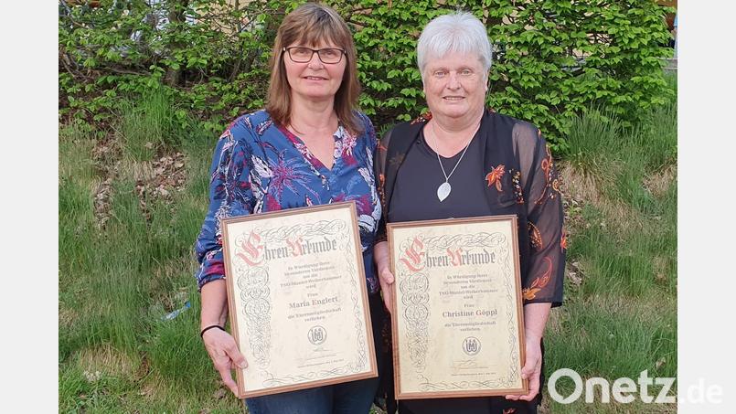 Maria Englert und Christine Göppl (von links) sind neue Ehrenmitglieder der TSG Mantel-Weiherhammer Bild: bk