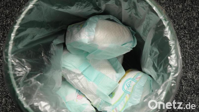 In einer gebrauchten Windel fanden Polizisten drei Schlagringe und ein Springmesser. Symbolbild: Stephan Huber/dpa