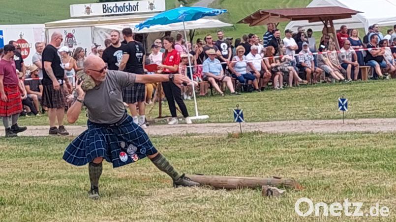 Viele Zuschauer verfolgen die Bayerischen Meisterschaften in den &quot;Highland Games&quot; auf Schloss Guteneck. Bild: jua