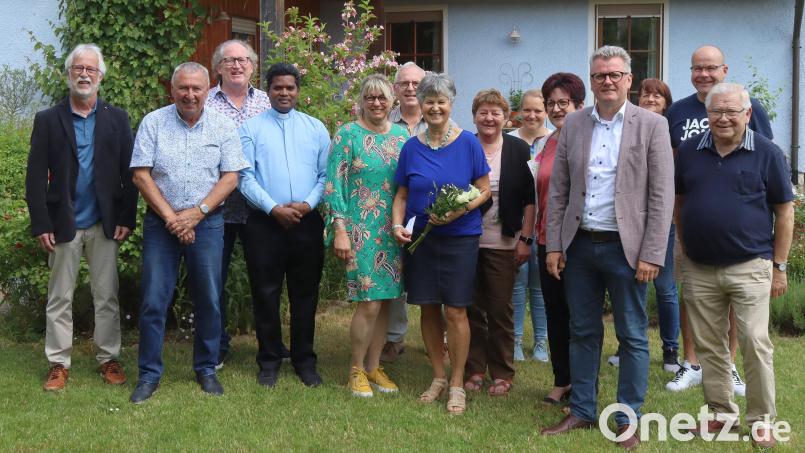 Den ganzen Tag lang über gaben sich Gratulanten die Klinke in die Hand. Diese Momentaufnahme zeigt die Jubilarin Hildegard Geismann (Mitte mit Rosenstrauß) im Kreis von Vertretern aus Politik, Kirche und Vereinsleben. Bild: mfh