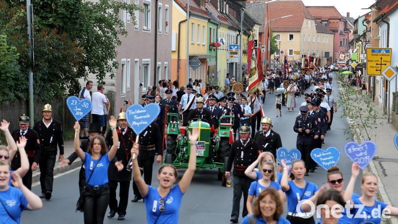 Zuletzt gab es zum 150-jährigen Jubiläum der Feuerwehr Floß 2018 einen großen Festzug durch Floß. Fast 1500 Teilnehmer zogen damals unter Applaus durch die Straßen des Marktes. Archivbild: Harald Meierhöfer