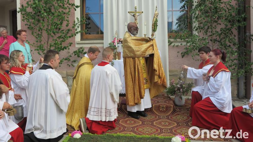Am ersten Altar spendete Erzbischof Dr. Charles Palmer Buckle mit der Monstranz den Segen. Bild: jzk