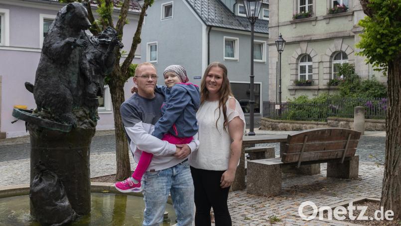 Thomas Stadler kümmert sich rund um die Uhr um seine an Blutkrebs erkrankte Tochter Luisa. Eine der Unterstützerinnen aus dem Freundeskreis ist die 27-jährige Sarah Näger (rechts). Sie hat gemeinsam mit weiteren Menschen einen Spendentag für Luisa organisiert. Bild: Susanne Forster