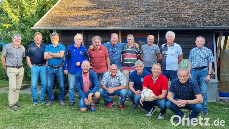 So sehen die Raigeringer Fußballer heute aus (hinten von link): Herbert Beck, Wolfgang Kroher, Reinhard Witetschek, Günter Künzel, Willi Riß, Josef Teichmann, Roland Erras, Stephan Bechtl, Rudi Buberl, Meistertrainer Peter Bogner. Vorne von links: Hubert Erras, Hans Biehler, Gerhard Greß, Robert Schoberth und Walter Witetschek. Bild: gth