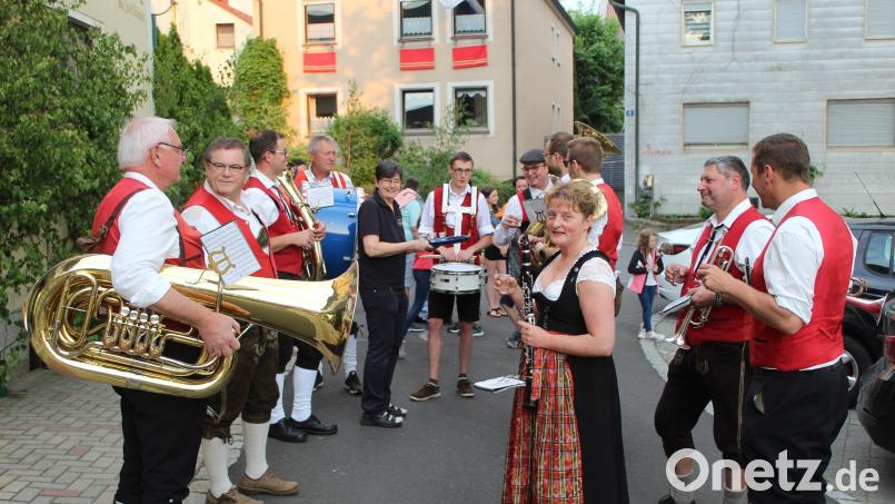 Beim „Zapfenstreich“ an Fronleichnam in Ebnath gibt es für die Kapelle auch ein „Schnapserl“. Gisela Schinner wartete vor ihrem Gasthaus mit Hochprozentigem auf die Musikanten. Zuvor waren die Musiker auch im Brauhaus mit Getränken versorgt worden. Bild: soj