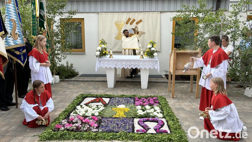 Bunte Blumenteppiche gab es am Fronleichnamstag in Immenreuth. Bild: mez