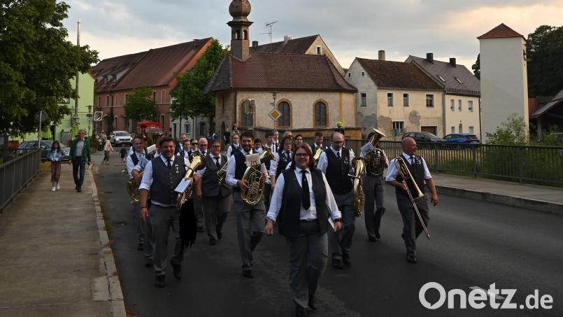 An der Nepomukkapelle vorbei zieht die Werkvolkkapelle in Schlicht bei ihrem Zapfenstreich. Bild: sak