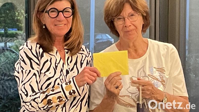 Iris Müller (links), Präsidentin Inner-Wheel-Club Weiden, übergibt 2000 Euro für Lebensmittel an Asante-Gründerin Christine Rottland. Bild: Inner-Wheel-Club Weiden/exb