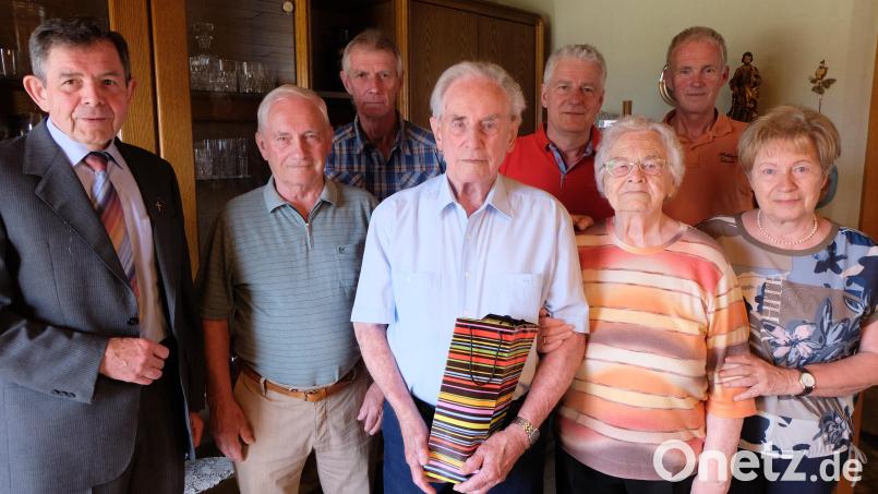Sie alle wünschten dem 95-Jährigen alles Gute: Von links: Pfarrer Max Früchtl, Bruder Karl, Hans Eismann, der Jubilar, Bürgermeister Robert Lindner, Ehefrau Rita, Markus Staschewski und Schwester Elisabeth. Bild: le