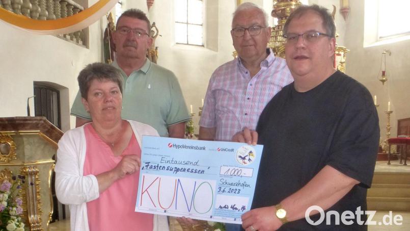 Gisela Plößl, Andreas Immervoll, Hans Dammer und Pfarrer Markus Urban (von links) zeigt das Bild bei der Spendenübergabe. Bild: mad