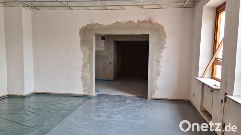 Die Durchbrüche im Erdgeschoss des Grundschulgebäudes sollen die Stadtbücherei erweitern. Bild: sne
