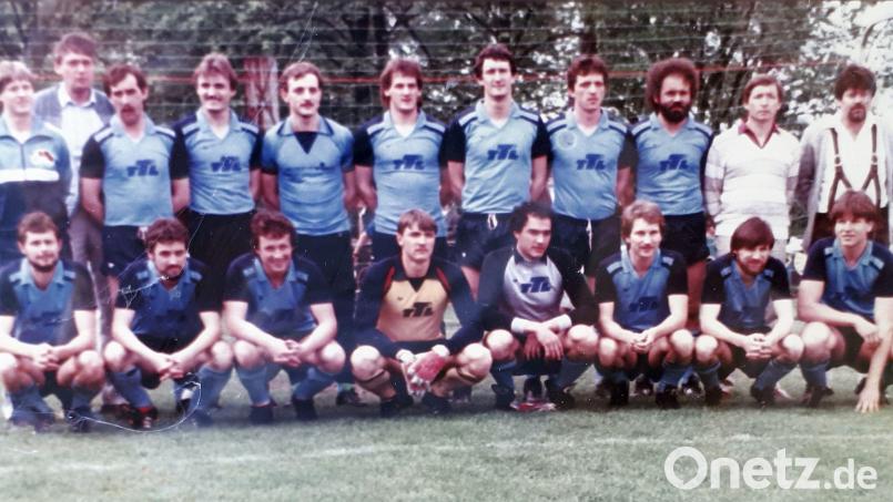 Die Aufstiegsmannschaft des SV Raigering 1982/83. Hinten von links: Reinhard Witetschek, Spartenleiter Martin Platzer, Walter Hiltl, Walter Witetschek, Hubert Erras, Hans Biehler, Rudi Buberl, Bernd Gröschl, Willi Riss, Trainer Peter Bogner und Betreuer Klaus Hoffman. Vordere Reihe: Roland Erras, Rainer Hiltl, Anton Pinzenöhler, Robert Schobert, Stefan Bechtl, Franz Gummermann, Herby Beck und Josef Teichmann. Bild: exb