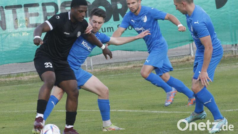 Der Garchinger Yazid Tambo (links) bot im Hinspiel eine starke Leistung und erzielte den Treffer zum 2:0. In dieser Szene schirmt er den Ball gegen die SV-Akteure Jeremy Schmidt, Andreas Müller und André Klahn (von rechts) ab. Bild: Hirsch