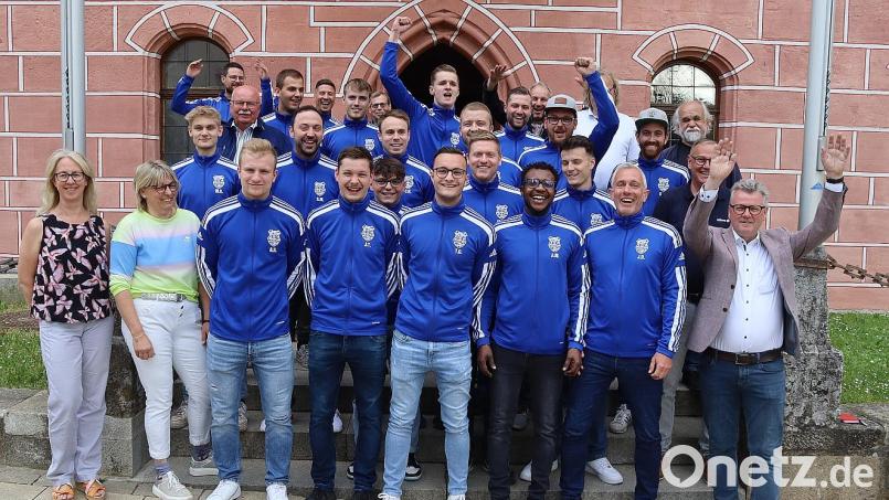 Bürgermeister Michael Göth (vorne, rechts) jubelt mit den Fußballern des TuS Rosenberg über die Rückkehr in die Kreisklasse. Auch einige Stadtratsmitglieder freuen sich mit. Bild: mfh