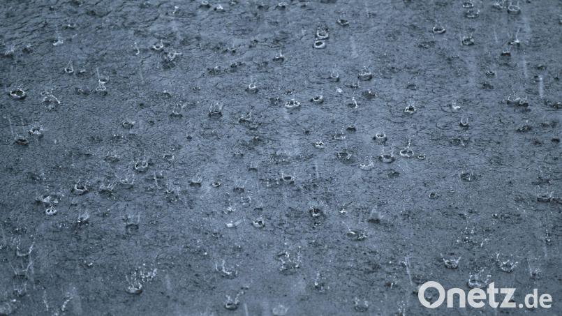 Allein in Nürnberg kümmerten sich rund 250 Einsatzkräfte der Feuerwehr und des Technischen Hilfswerks (THW) um vollgelaufene Keller und Tiefgaragen. Symbolbild: Arne Dedert/dpa