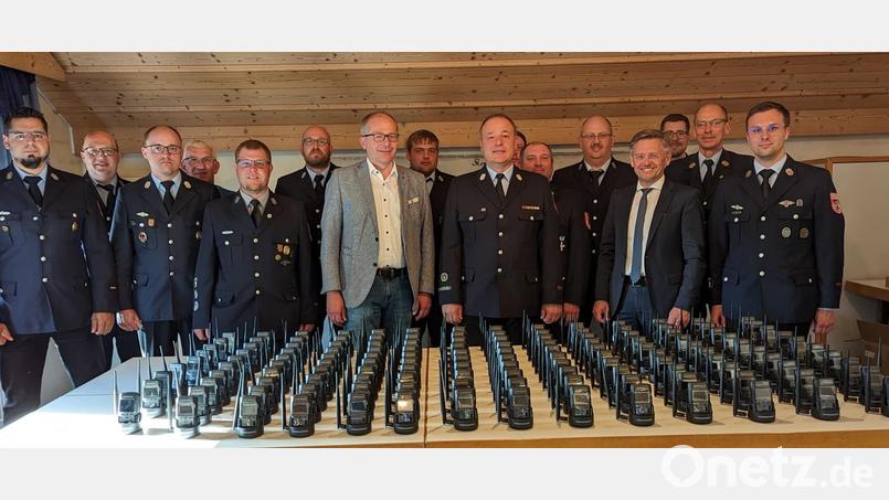 142 Pager beschaffte die Stadt Kemnath zur Alarmierung der Einsatzkräfte ihrer neun Feuerwehren. Diese übergab Roman Schäffler (Siebter von links) an die Kommandanten &quot;seiner Feuerwehren&quot;. Den ersten Pager übergab das Stadtoberhaupt dabei an den federführenden Kommandanten Peter Denz (Mitte). Mit im Bild und bei der Übergabe Alarmierungsbeauftragter Lukas Häckl, Kreisbrandmeister Alois Schindler und MdL Tobias Reiß (von rechts). Bild: mde
