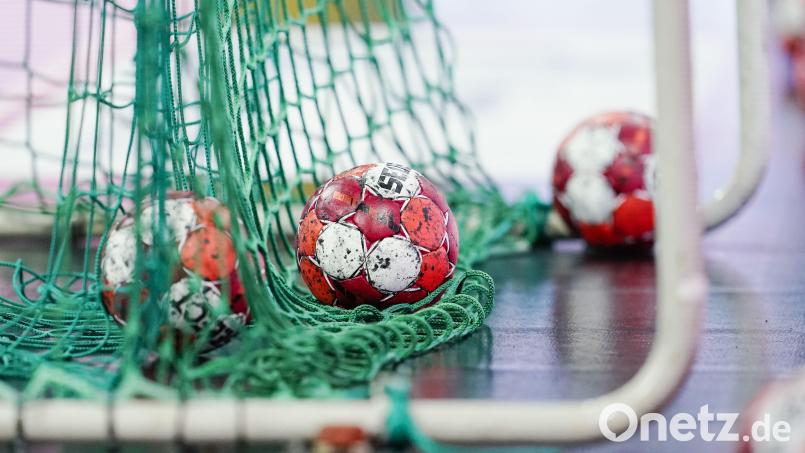 Unbekannte haben sich an den Handballtoren an der Grundschule in Altenstadt/WN zu schaffen gemacht. Nun sucht die Polizei nach Zeugen. Symbolbild: Uwe Anspach/dpa