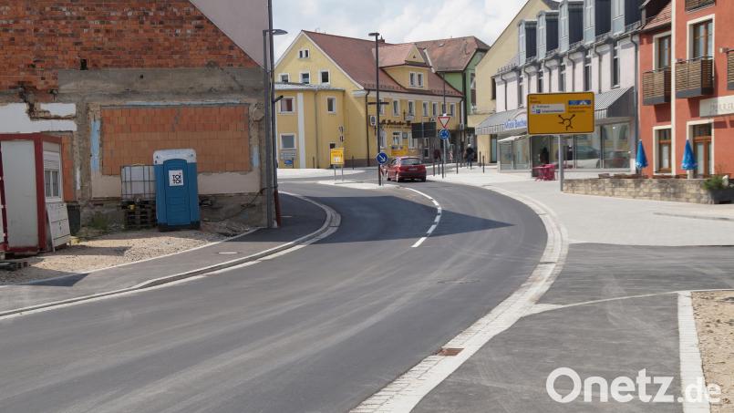 Neben dem Bau des Kreisverkehrs beim Jobplatz wurde auch das Nadelöhr beim Gasthof Sporrer beseitigt. Dazu wurde eine Scheune abgerissen, so dass die Staatsstraße verbreitert werden konnte. Bild: wel