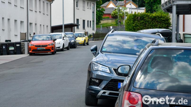 In der Unteren Gartenstraße einen Parkplatz zu finden, ist fast immer eine Herausforderung. Die Flächen am Straßenrand sind meistens zugeparkt. Gleiches gilt für die Rosenstraße gleich nebenan oder andere Wohnstraßen in diesem Gebiet. Bild: Petra Hartl