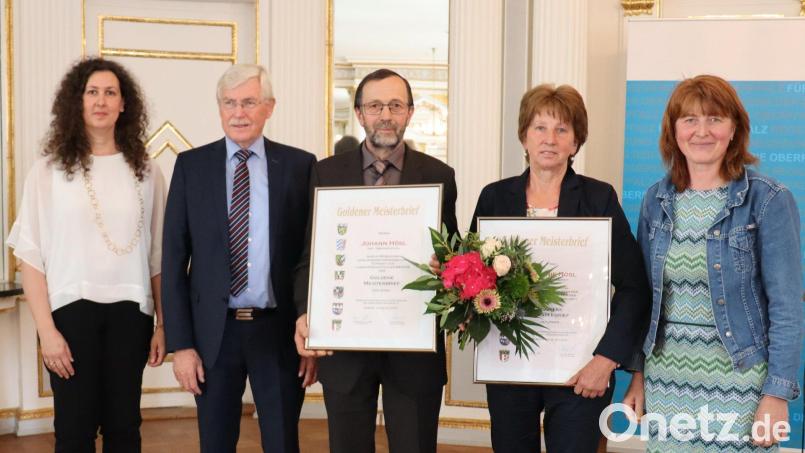 Von den Erfahrungen der Familie Hösl aus dem Oberviechtacher Ortsteil Hof profitieren Generationen von Praktikanten profitiert. Dafür gab es nun den Goldenen Meisterbrief. Bild: Regierung der Oberpfalz/exb