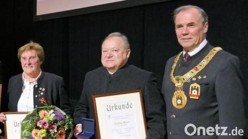 Herta Zeiler (links), ehemalige Vizepräsidentin des OSB und 
Ludwig Mayer (Mitte), Ex-Landessportleiter des OSB erhielten vom Präsident des Deutschen Schützenbundes, Hans-Heinrich Schönfels (rechts), ihre Ernennungsurkunden zu Ehrenmitgliedern des DSB. Bild: Mayer/Deutscher Schützenbund/exb