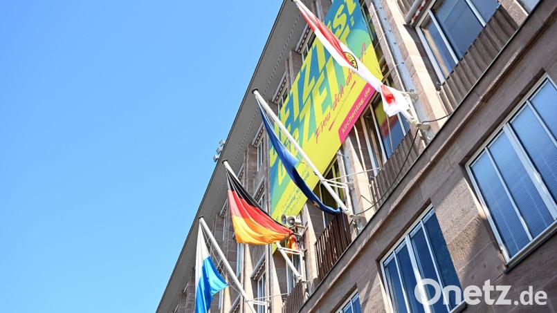 Ein Banner mit der Aufschrift "Jetzt ist die Zeit" prangt an der Fassade des Nürnberger Rathauses am Hauptmarkt. Bild: Pia Bayer/dpa