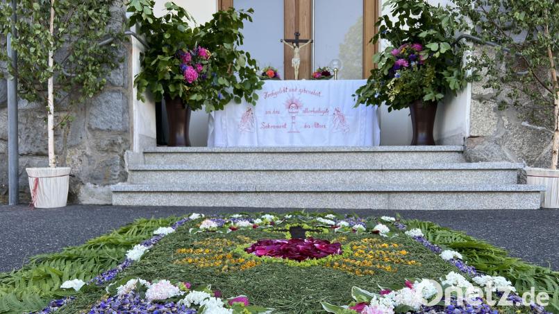 Einen Blumenteppich hatten Gabi Mark und Martina Sirtl mit ihrem Team hergerichtet. Bild: nza