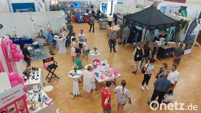 In die Nordgauhalle und auf deren Außenbereich kamen übers Wochenende verteilt rund 3000 Besucher, um sich die aufgebauten Stände beim &quot;Schaufenster Nabburg&quot; anzusehen. Bild: jua
