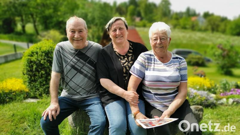 Die kommissarische Club-Vorsitzende Barbara Albang (von rechts) kann auf Unterstützung von Kassiererin Brigitte Würth und Beisitzer Karl Würth setzen. Beim Treffen im Garten schauen sie sich Bilder vom 80. Geburtstag des plötzlich verstorbenen Vorsitzenden Rainer Raabe an. Bild: Portner
