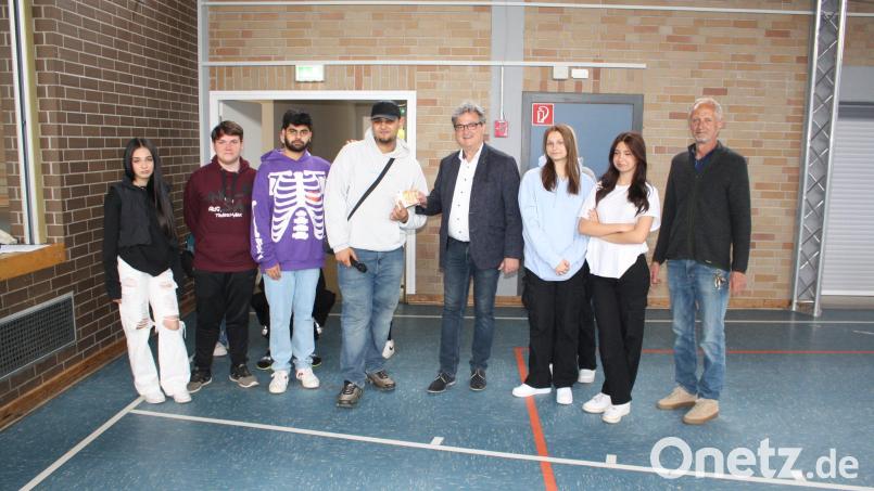 Als drittgrößte Schulklassenabordnung bei der Pressather Ausbildungsmesse erhielten die Neuntklässler aus der Haidenaabstadt ein 100-Euro-Preisgeld vom Vorsitzenden des Ausbildungsmessevereins, Bernhard Stangl (Vierter von rechts). Rechts Klassleiter Wolfgang Veigl-Meyer. Bild: bjp