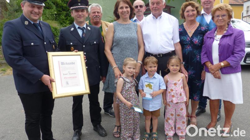 Josef Zitzmann mit seiner Frau Sieglinde und davor seine Drillingsenkel sowie die Gratulanten von vielen Vereinen. Bild: sl