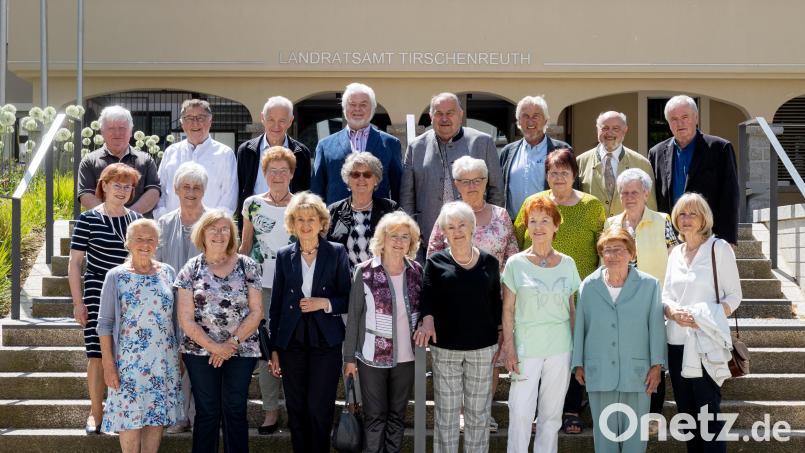 Der gemeinsame 75. Geburtstag war der Anlass für das Klassentreffen der Abschlussklassen 1964 der beiden Realschulen in Waldsassen. Vorm Landratsamt in Tirschenreuth trafen sich die Teilnehmenden zum Fototermin. Bild: Fotostudio Hummer
