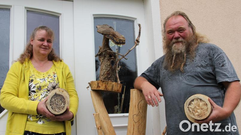 Daniela und Christian Dotzler sind Naturgärtner in Großschönbrunn. Sie schaffen Unterkünfte für Käfer und Insekten, damit diese sich wohlfühlen und naturgemäß entwickeln und vermehren können. Bild: ads