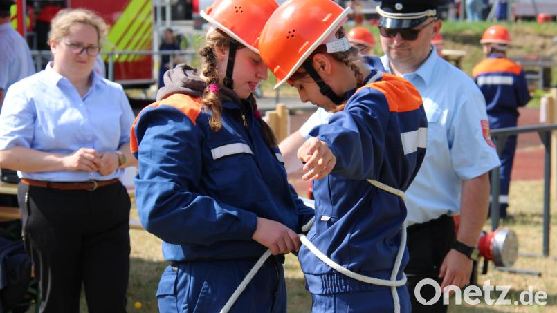 Jede Menge Action gab es beim Kreisjugendfeuerwehrtag am Samstag in Floß. An 5 Stationen mussten die Feuerwehrnachwuchskräfte Können und Geschick beweisen. Auf der Blaulichtmeile war als Rahmenprogramm für reichlich Abwechslung gesorgt. Bild: prh