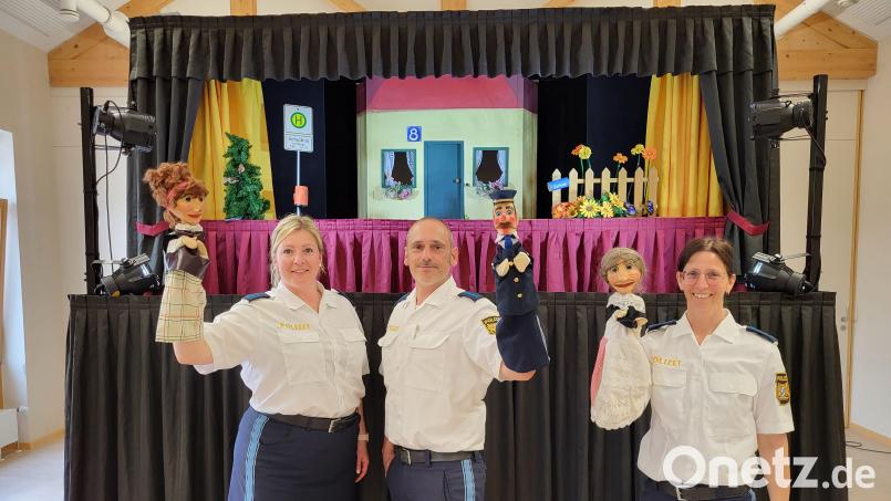 Mit ihrer Puppenbühne warnen die Polizeibeamten die Senioren in Stulln auf unterhaltsame Art vor Betrügern. Bild: Herbert Rohrwild/exb