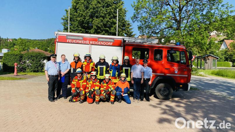Die Prüflinge der Feuerwehr Weigendorf mit den Schiedsrichtern und Bürgermeister Reiner Pickel. Bild: FF Weigendorf/exb