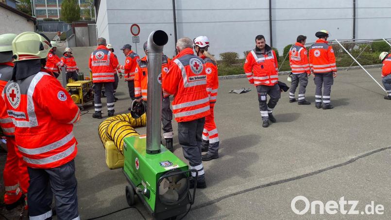 Hier bauen die Teilnehmer des Lehrgangs Technik und Sicherheit eine Zeltheizung auf. Bild: Marko Pammer/exb
